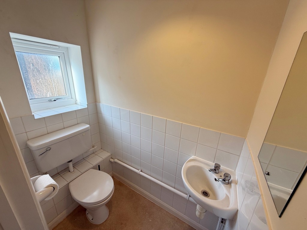 Lot: 194 - VACANT FREEHOLD TOWNHOUSE WITH PARKING - First Floor Cloakroom